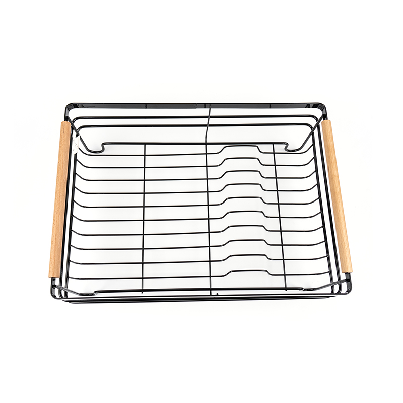 나무 손잡이가 달린 금속 접시 건조대