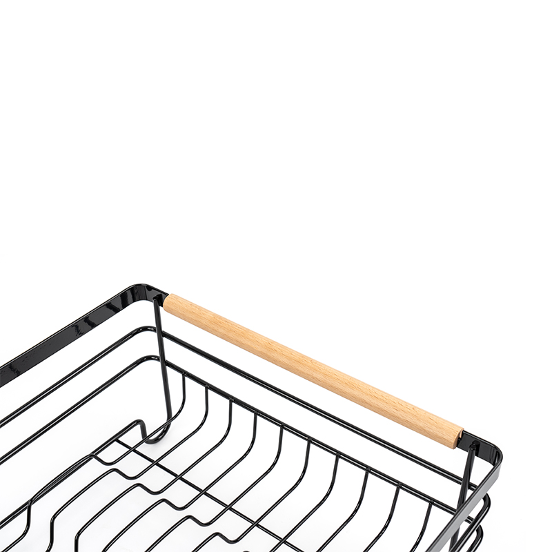 나무 손잡이가 달린 금속 접시 건조대