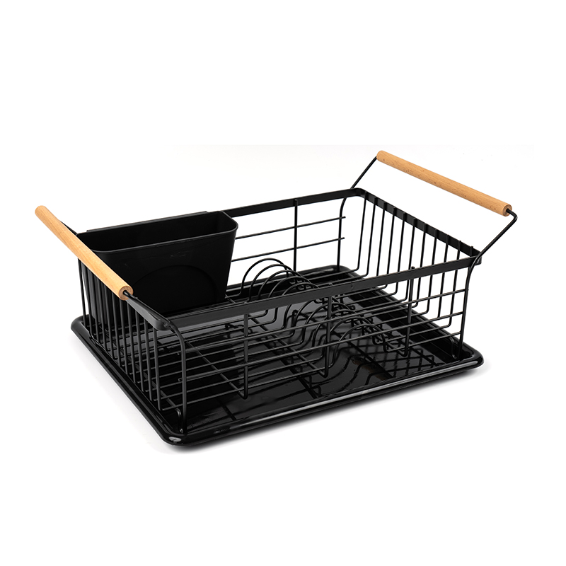 나무 손잡이가 달린 그릇과 접시 건조대