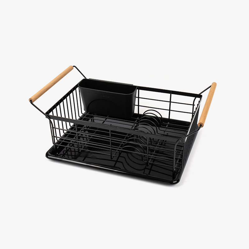 나무 손잡이가 달린 그릇과 접시 건조대